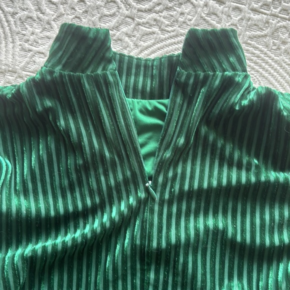 Green velvet mock neck XXS by Privacy Please - Picture 9 of 9